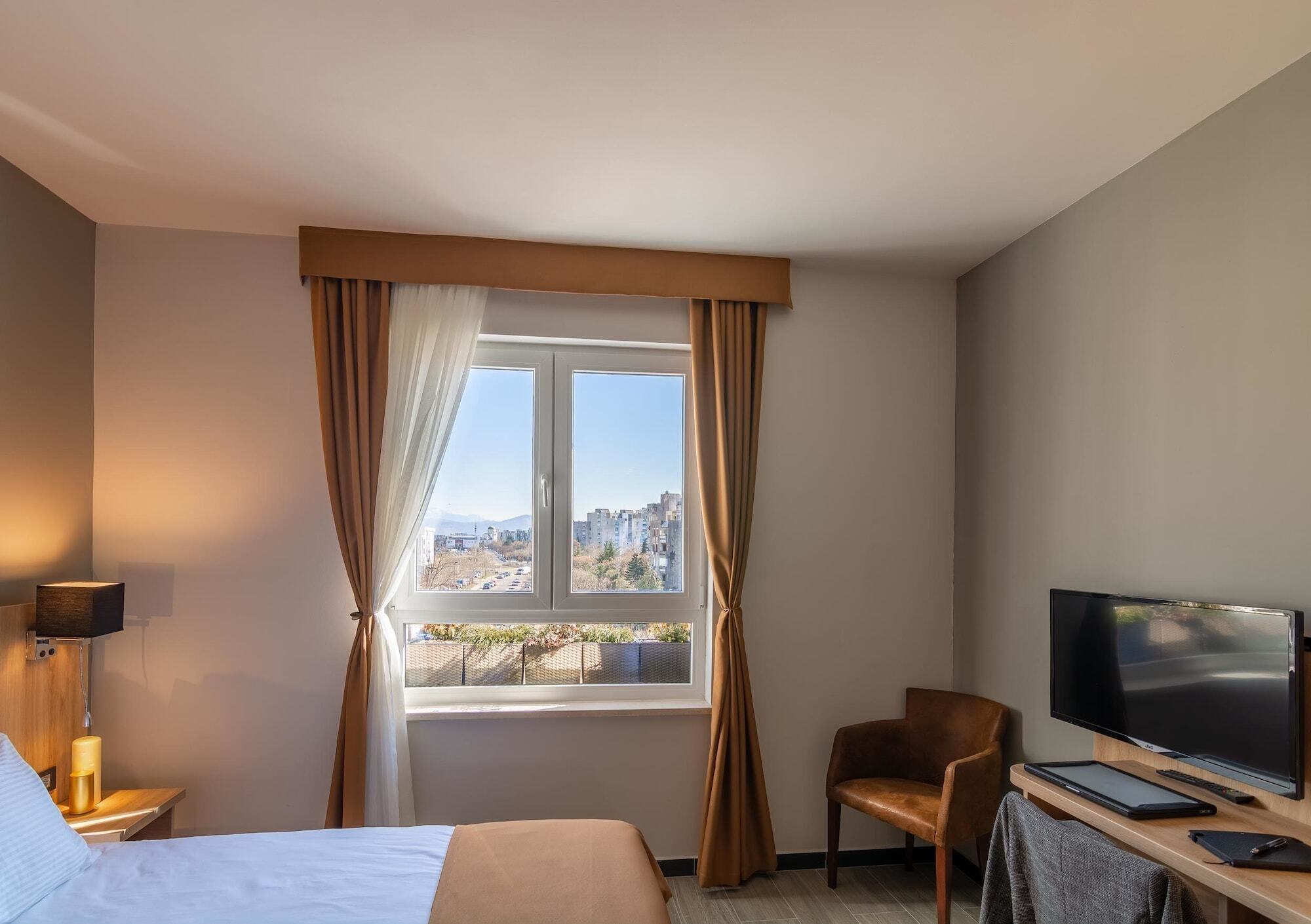 Hotel Resurs Podgorica Buitenkant foto