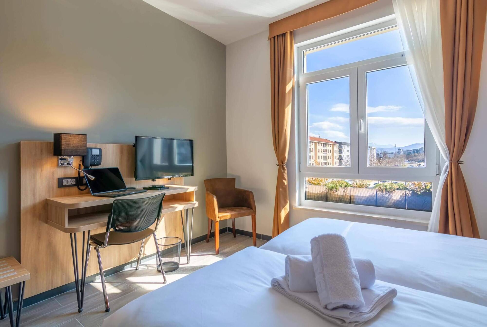 Hotel Resurs Podgorica Buitenkant foto